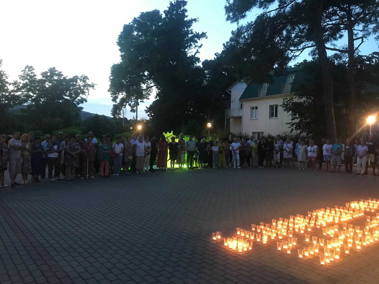Зажги свечу ты в память о погибших…