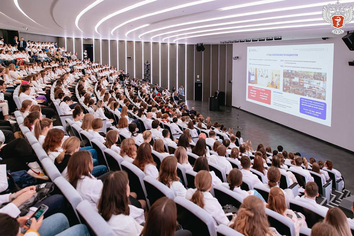 Безопасность пациентов — дело каждого: Михаил Мурашко провел лекцию для студентов медицинских и фармацевтических факультетов