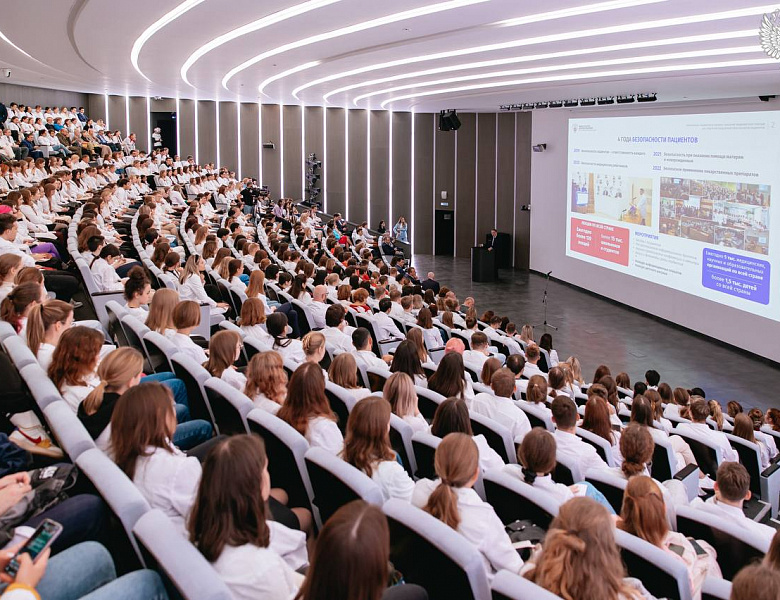 Безопасность пациентов — дело каждого: Михаил Мурашко провел лекцию для студентов медицинских и фармацевтических факультетов