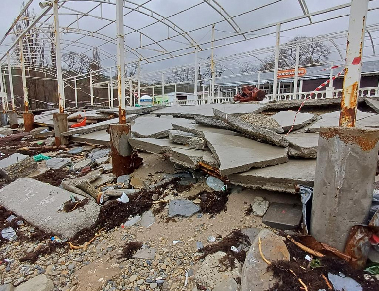 В результате недавнего шторма, природные катаклизмы, несомненно нанесли существенный ущерб пляжной территории и объектам санатория