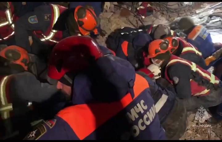 Российские врачи в Турции спасли мужчину, который почти 7 суток находился под завалами
