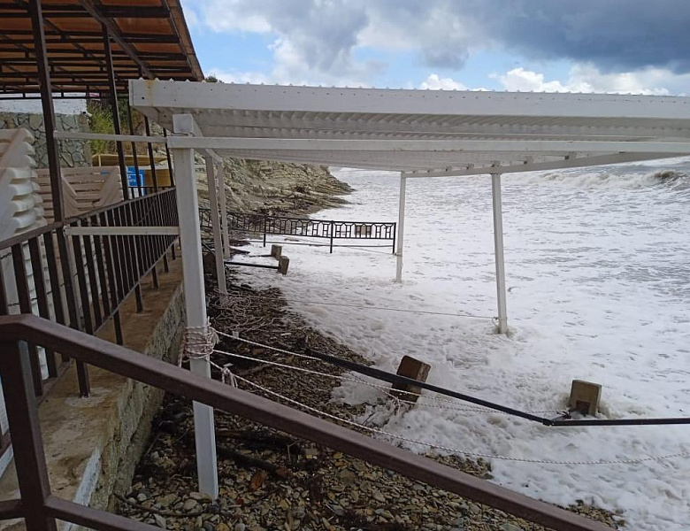 28 июля шторм обрушился на пляжную территорию санатория Голубая бухта